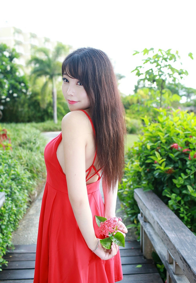 靓丽女神芝芝Booty红裙白皙肌肤诱惑迷人美腿气质妩媚妖娆写真