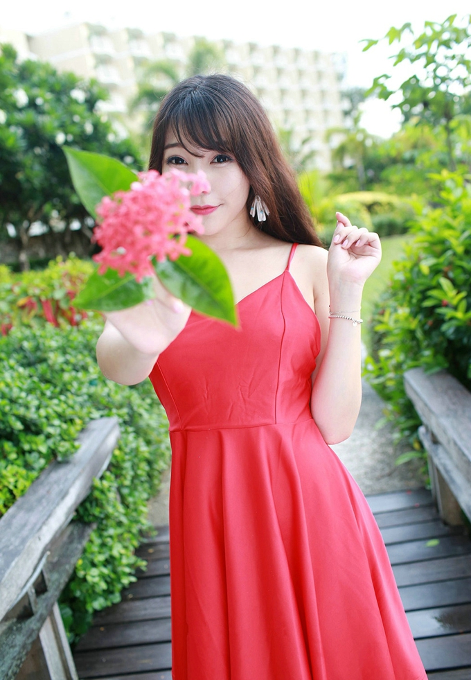 靓丽女神芝芝Booty红裙白皙肌肤诱惑迷人美腿气质妩媚妖娆写真