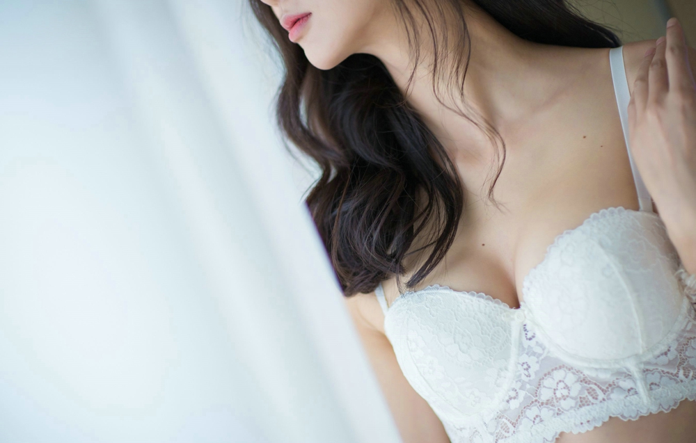 白色蕾丝内衣性感美乳诱惑女神蓓蓓maggie居家私房丰润翘臀写真
