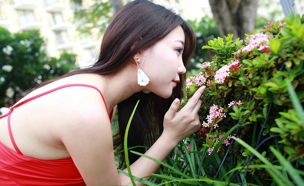 靓丽女神芝芝Booty红裙白皙肌肤诱惑迷人美腿气质妩媚妖娆写真