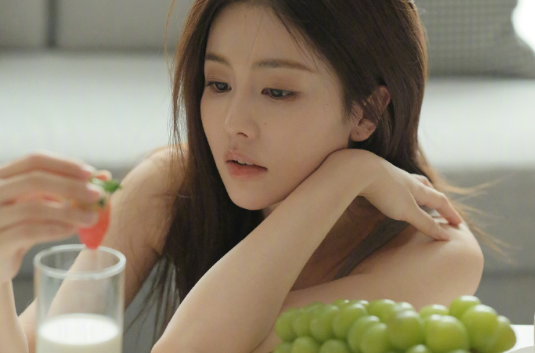 白鹿穿灰色背心拍美照 口含草莓纯欲感十足