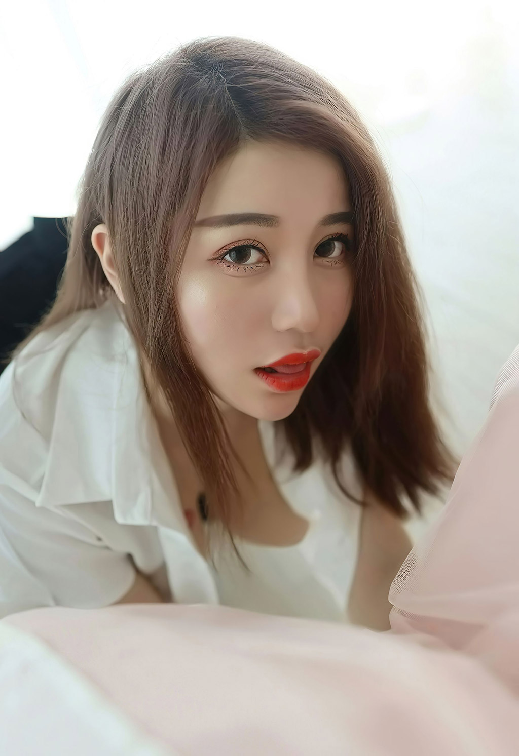 美七Mia经典的白衬衫黑短裙制服诱惑