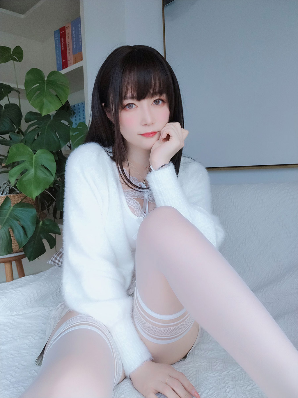 Coser小姐姐白银白蕾丝 写真套图