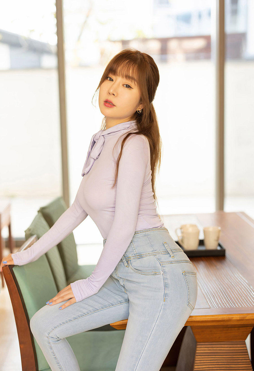 王雨纯牛仔裤与朦胧丝袜丰腴姿态熟女气息动人