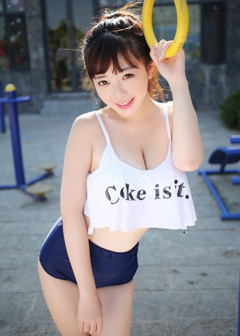 美胸女神刘飞儿诱人事业线