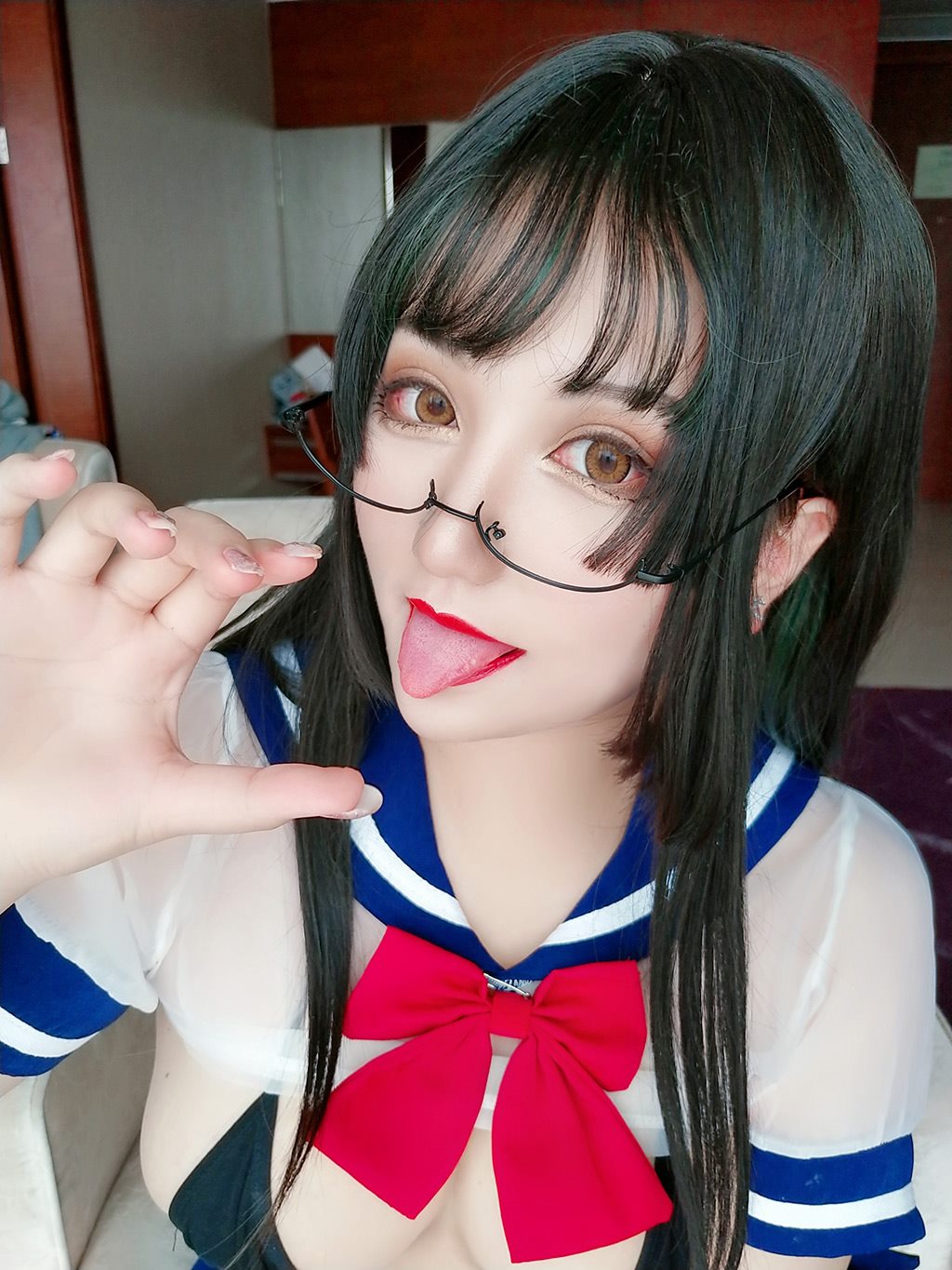 丰满性感少女夏鸽鸽不想起床情趣水手制服与短裙加黑丝美腿私房写真