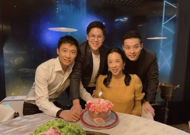 纪念霍英东诞辰百年 霍启刚罕晒父子四人同框照