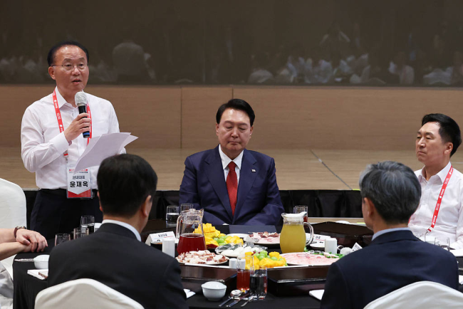尹锡悦差评率超六成，因为这两件事犯了众怒