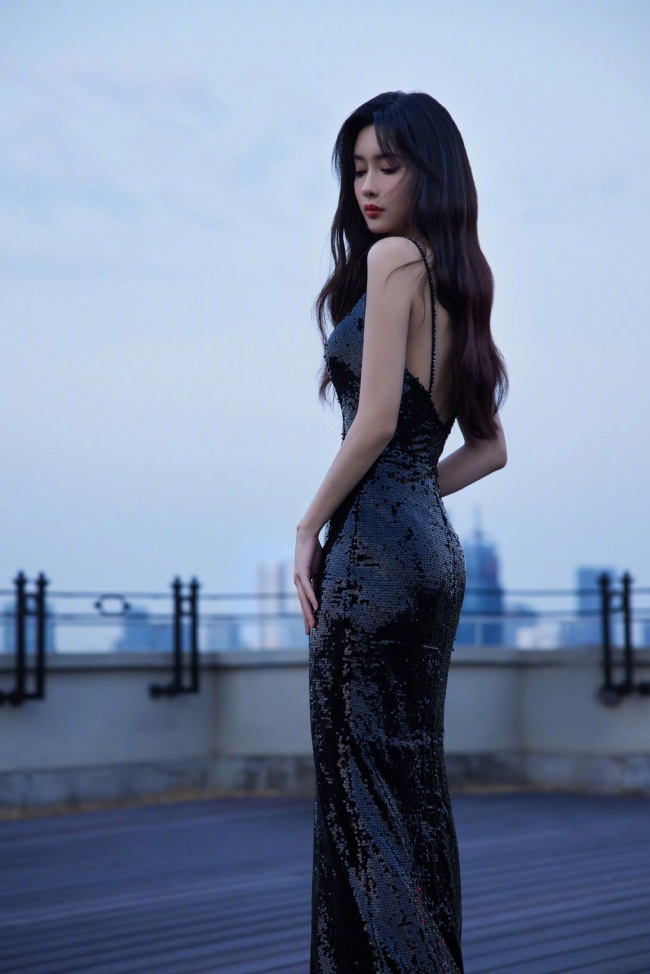 孟子义穿黑色露背长裙现身黄浦江边