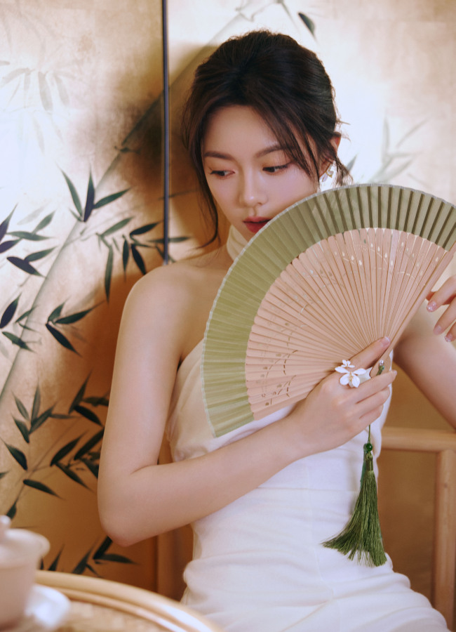 赵今麦挂脖白裙露美背 古色古香气质清新