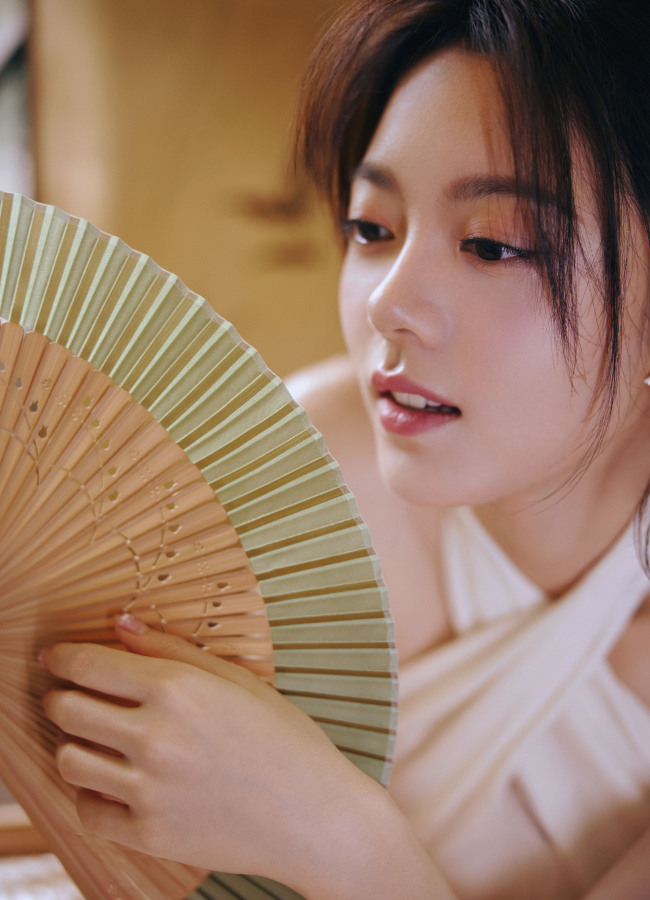 赵今麦挂脖白裙露美背 古色古香气质清新