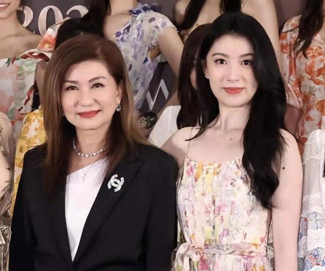 香港小姐大热选手曝丑闻 穿三点式泳装自拍尺度大