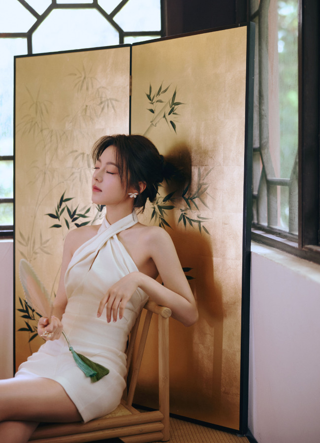 赵今麦挂脖白裙露美背 古色古香气质清新