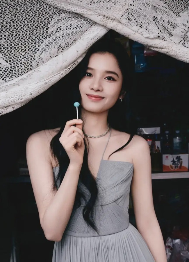 张婧仪灰色纱裙造型飘渺灵巧 漫步小巷似快乐精灵