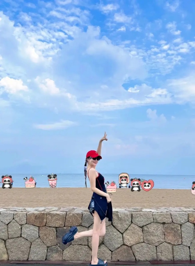 李小璐吊带配热裤又甜又酷 肤白细腿少女感十足