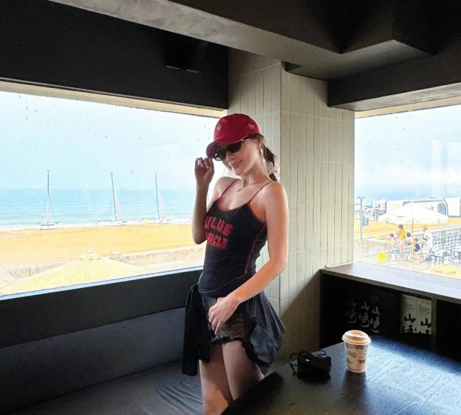 李小璐吊带配热裤又甜又酷 肤白细腿少女感十足