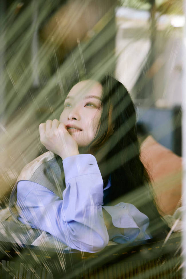 倪妮半敞外套大秀香肩 黑长直披发纯欲感拉满