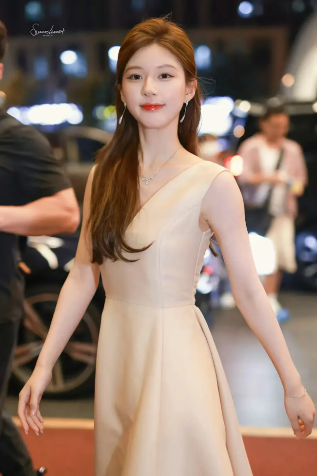 赵露思穿裸色深V礼服精致优雅 气质脱俗千金感拉满