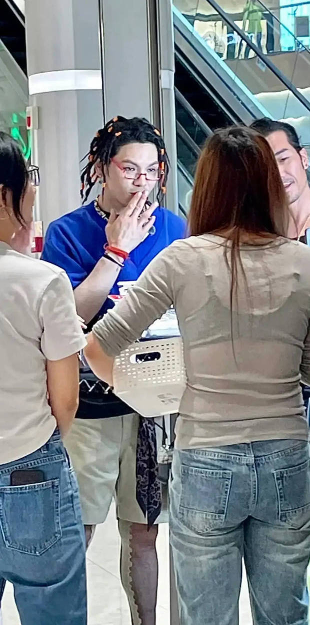 向佐最新直播造型曝光 涂口红穿短裤配黑丝