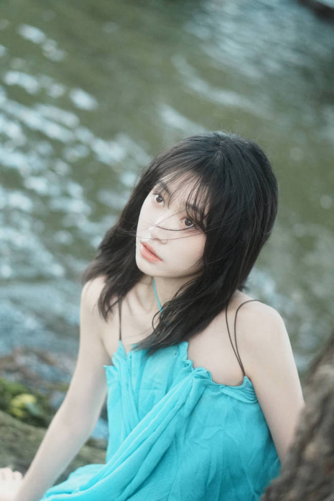 杨肸子穿吊带连衣裙清纯可爱 漫步洱海边自由随性