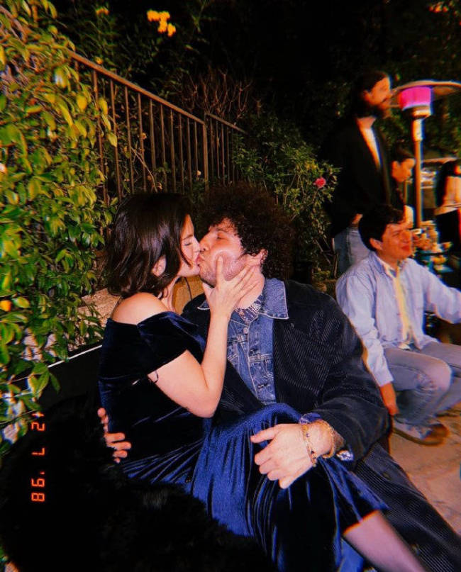 赛琳娜晒与未婚夫接吻照 手捧对方面庞甜蜜又温馨