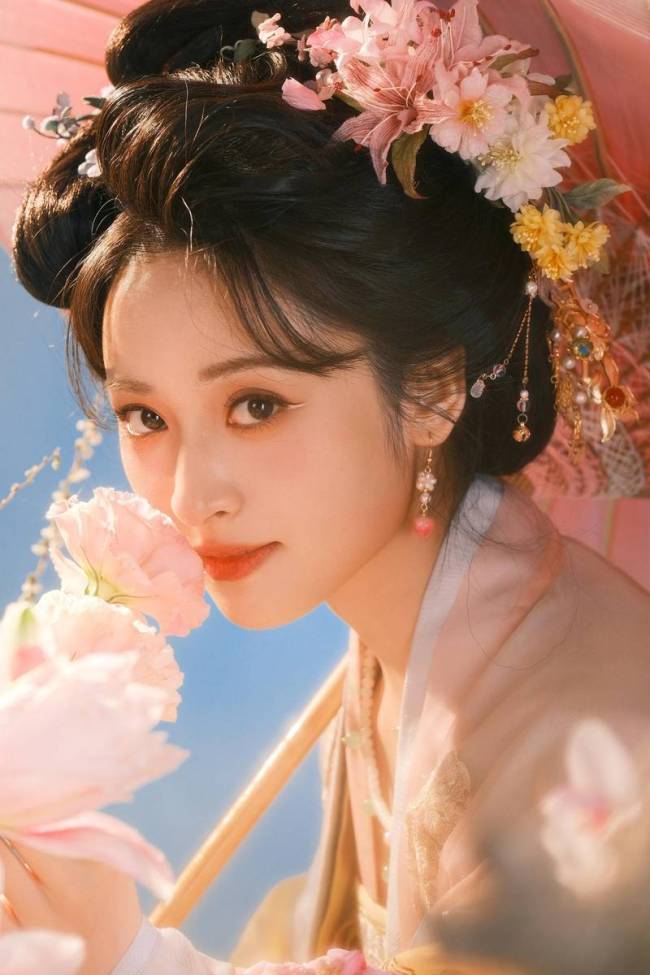 沈月穿古风长裙明媚娇俏 头簪粉花娇嫩甜美