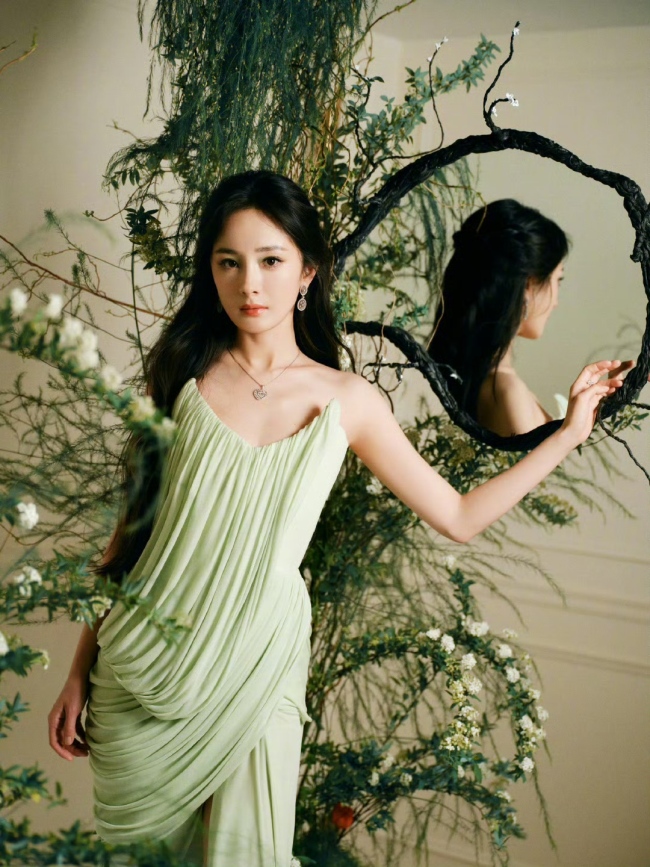杨幂身着嫩绿开衩裙秒变森林女神 大方秀白皙美腿