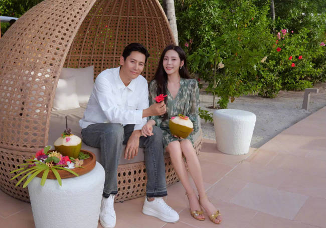 秋瓷炫与老公去马尔代夫看海！夫妻俩合影好浪漫