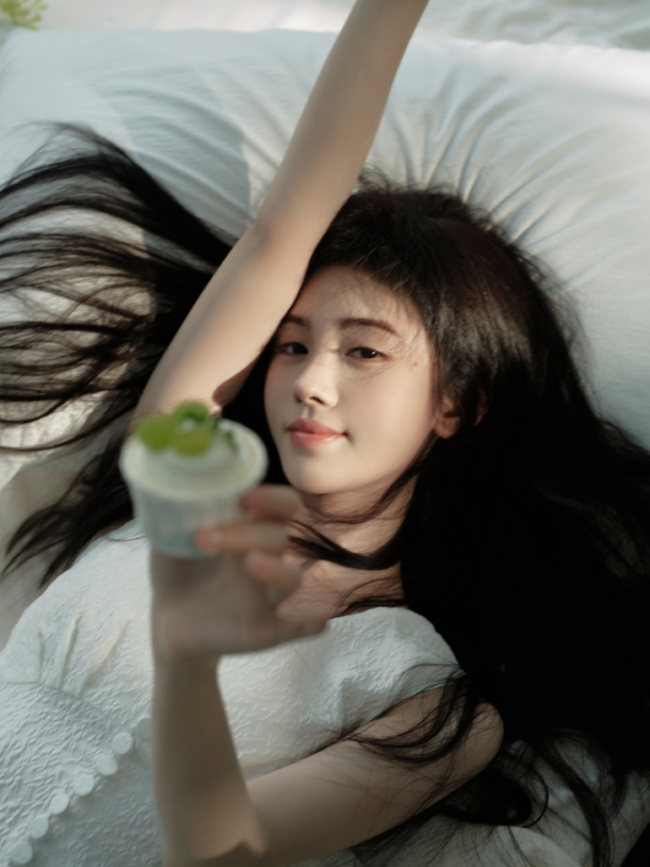 鞠婧祎穿一袭白裙优雅大方 身材纤细气质清纯